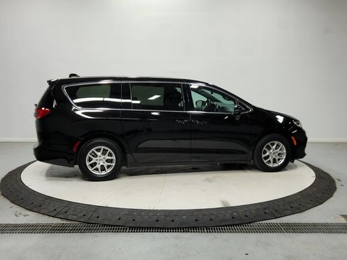 Used 2025 Chrysler Pacifica Select FWD image 9