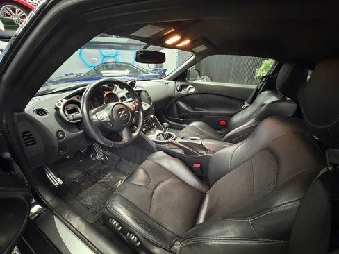 Used 2009 Nissan 370Z Touring RWD image 6