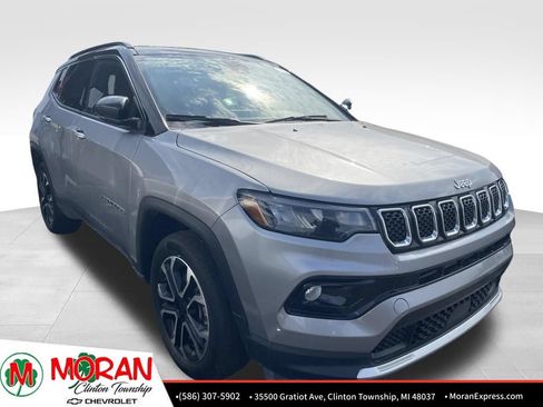 Used 2023 Jeep Compass Limited AWD/4WD image 3