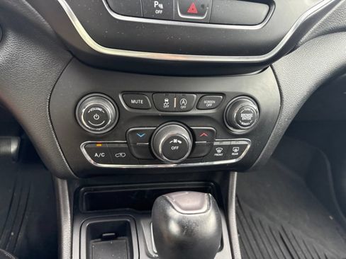 Used 2019 Jeep Cherokee Latitude Plus FWD image 13