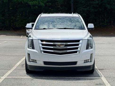 Used 2018 Cadillac Escalade ESV Luxury AWD/4WD image 3