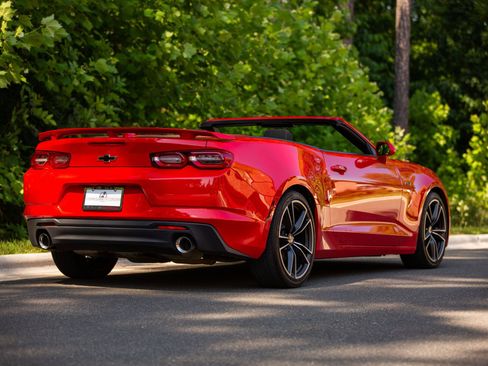 Used 2020 Chevrolet Camaro LT w/ Technology Package RWD image 18