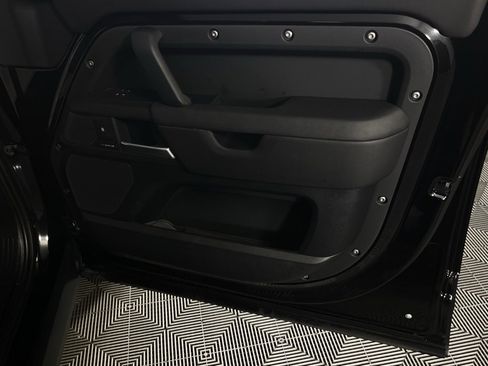 Used 2025 Land Rover Defender 110 S image 33