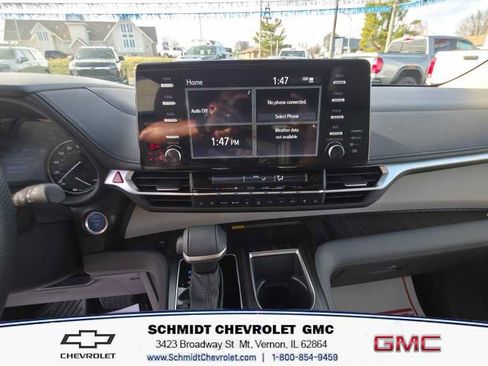 Used 2024 Toyota Sienna Limited image 17