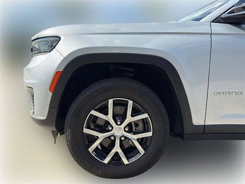 Used 2024 Jeep Grand Cherokee L Limited RWD image 3