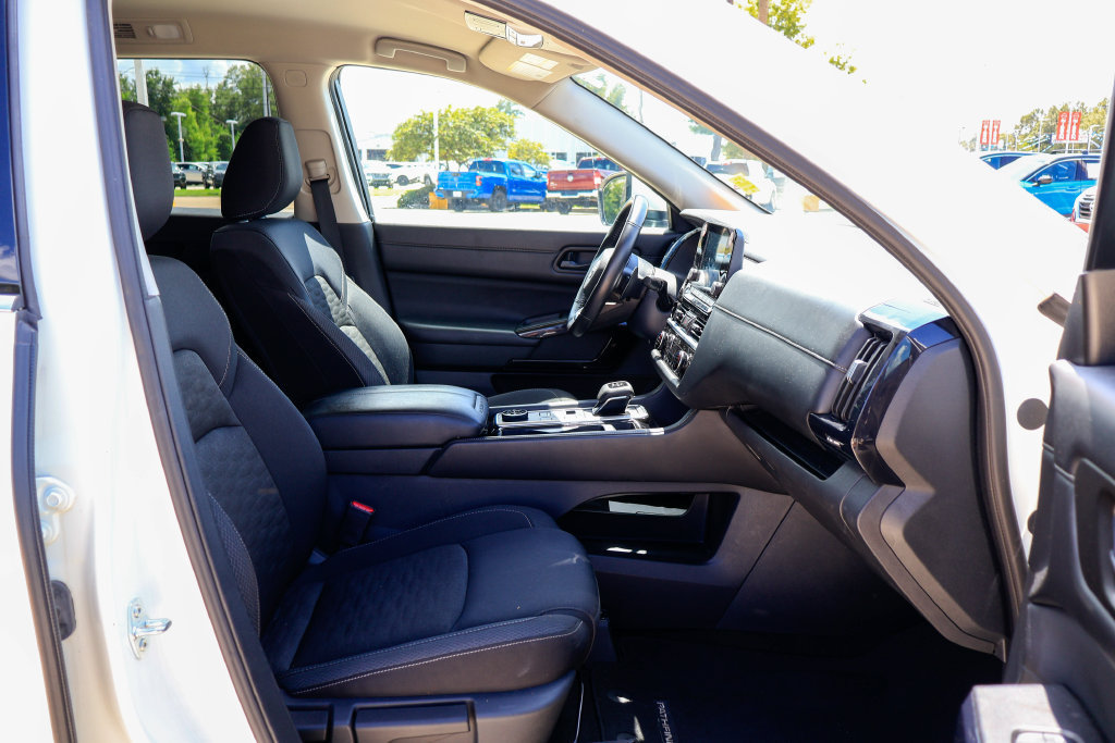 Used 2025 Nissan Pathfinder SV AWD/4WD image 8