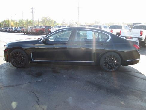 Used 2022 BMW 740i xDrive w/ Premium Package image 7