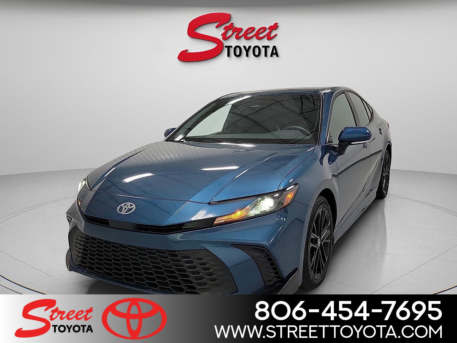 Used 2026 Toyota Camry SE FWD image 1