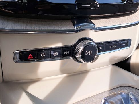 Used 2023 Volvo XC60 B5 Ultimate w/ Climate Package image 13