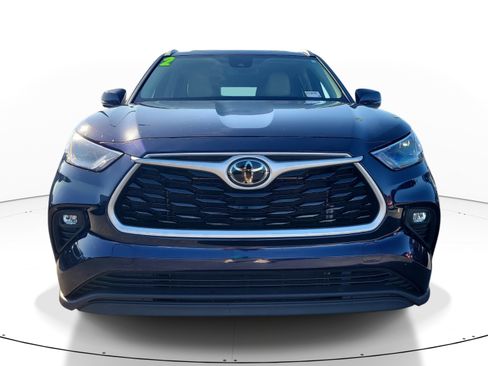 Used 2022 Toyota Highlander XLE FWD image 2