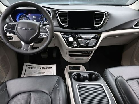 Used 2024 Chrysler Pacifica Touring-L image 15