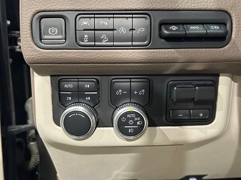 Used 2021 GMC Yukon Denali w/ Denali Premium Package AWD/4WD image 17