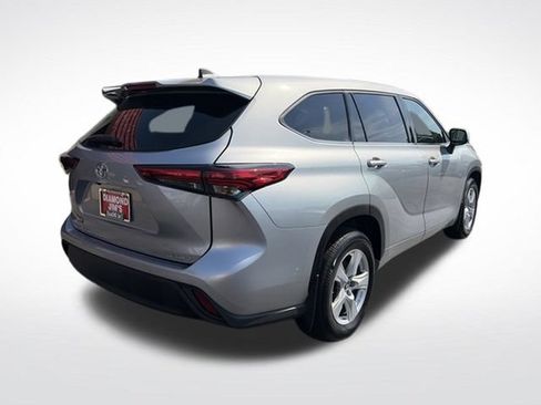 Used 2022 Toyota Highlander LE AWD/4WD image 7
