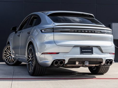 Certified 2025 Porsche Cayenne S AWD/4WD image 3