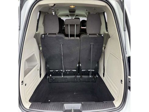 Used 2019 Dodge Grand Caravan SE w/ UConnect Hands-Free Group image 7