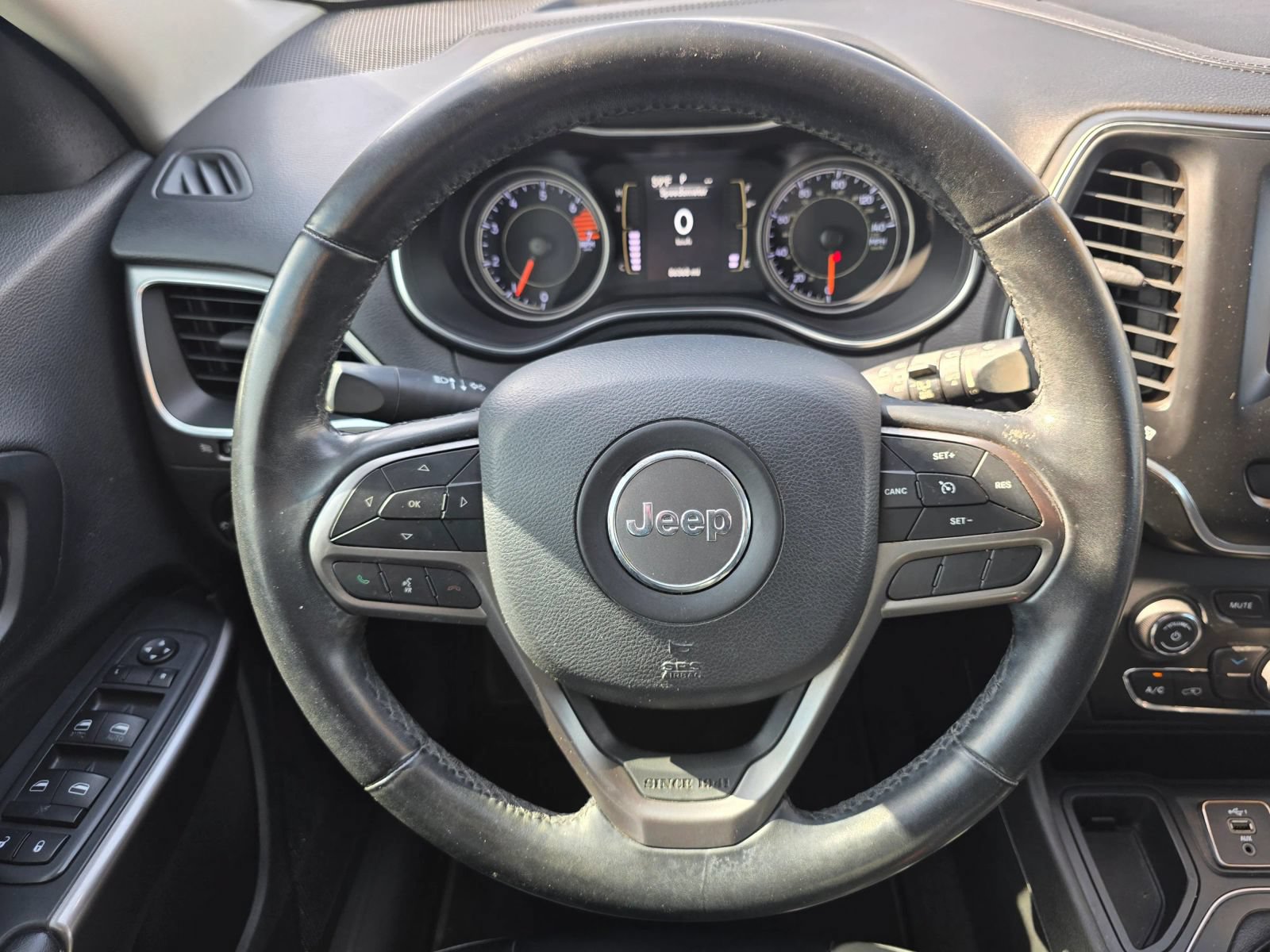 Used 2019 Jeep Cherokee Latitude Plus FWD image 14