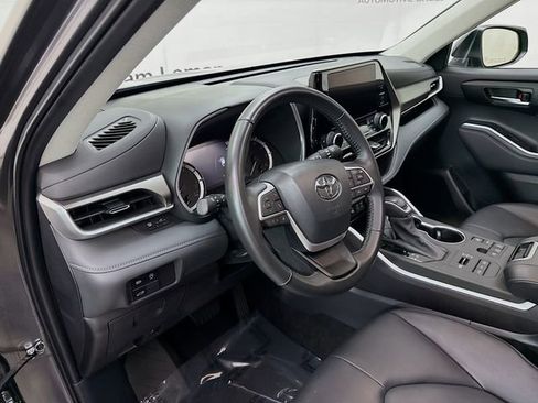 Used 2024 Toyota Highlander XLE image 7