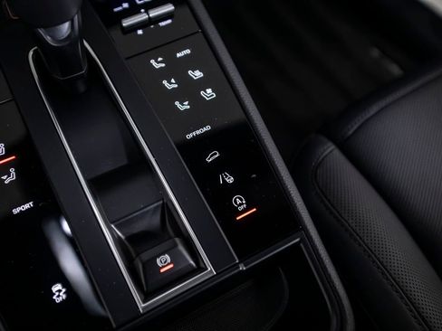 Used 2024 Porsche Macan AWD/4WD image 36