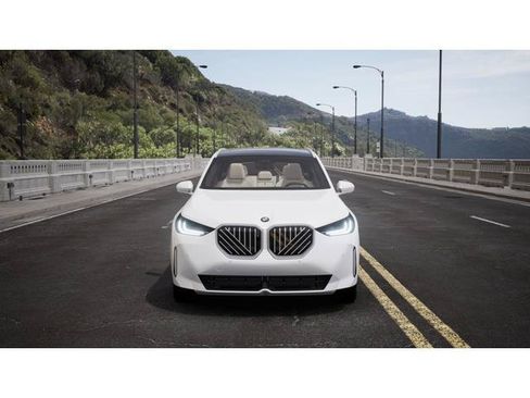 Used 2026 BMW X3 xDrive30i w/ Premium Package AWD/4WD image 3