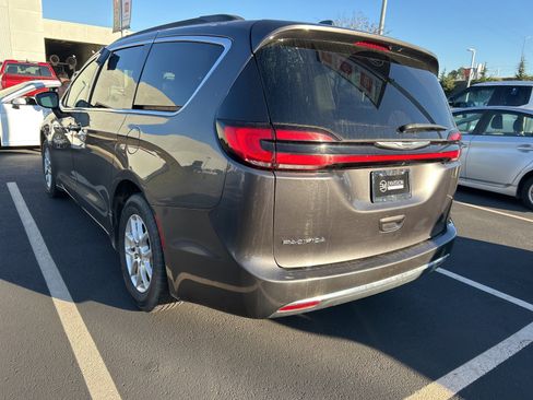 Used 2022 Chrysler Pacifica Touring-L image 3