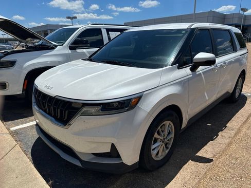 Used 2024 Kia Carnival LX FWD image 1