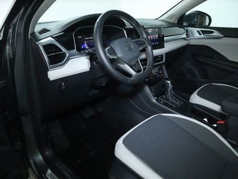 Used 2025 Volkswagen Taos SE FWD image 18