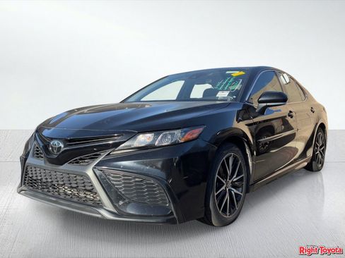 Used 2023 Toyota Camry SE FWD image 2