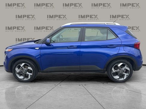 Used 2024 Hyundai Venue SEL image 2