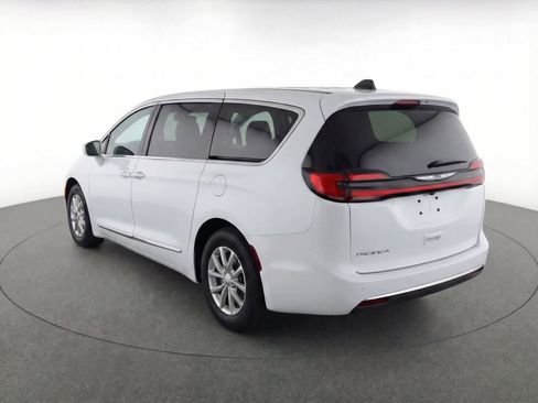Used 2024 Chrysler Pacifica Touring-L image 3