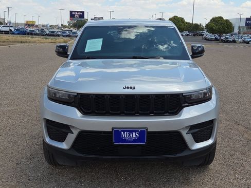 Used 2025 Jeep Grand Cherokee Altitude AWD/4WD image 8