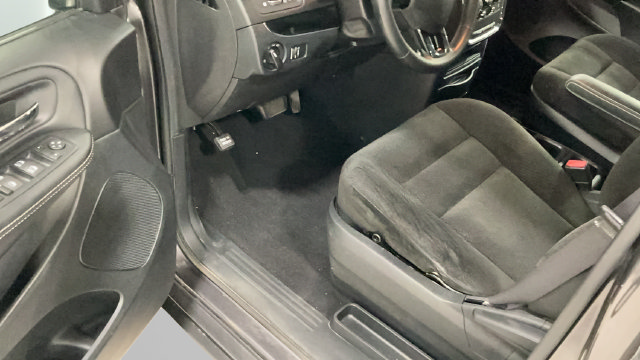 Used 2017 Dodge Grand Caravan SE FWD image 24