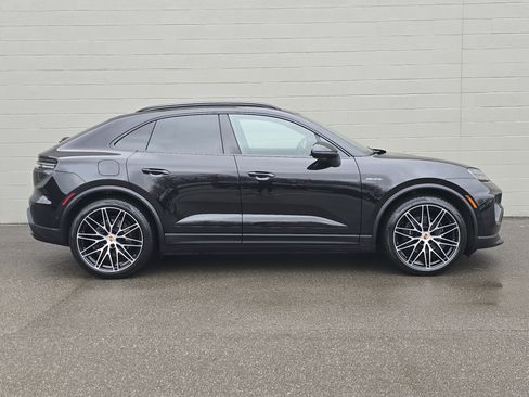 New 2026 Porsche Macan 4 Electric image 10