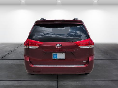 Used 2011 Toyota Sienna XLE w/ Entertainment Pkg FWD image 7