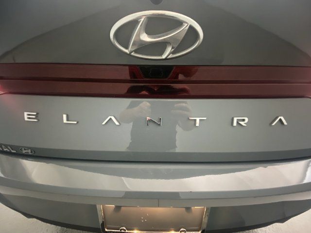 Used 2022 Hyundai Elantra SEL w/ Preferred Accessory Package FWD image 25