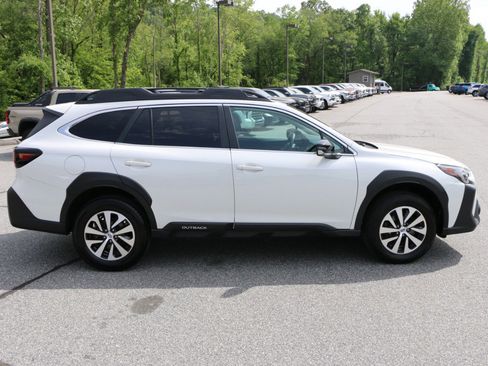 Used 2025 Subaru Outback Premium AWD/4WD image 9