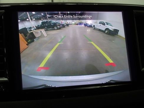 Used 2024 Chrysler Pacifica Touring-L image 8