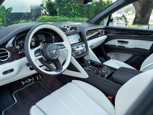 Certified 2025 Bentley Bentayga image 27