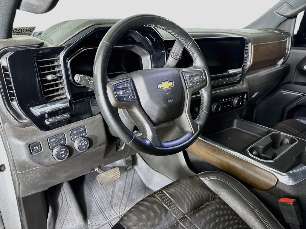 Used 2025 Chevrolet Silverado 3500 High Country w/ Technology Package AWD/4WD image 9