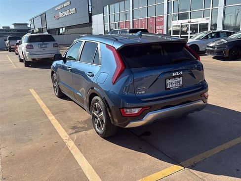 Used 2025 Kia Niro SX image 12