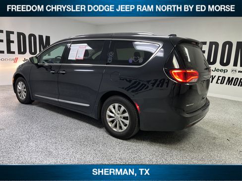 Used 2019 Chrysler Pacifica Touring-L image 6