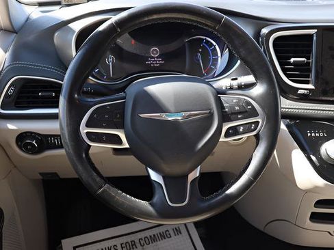 Used 2021 Chrysler Pacifica Touring-L image 14
