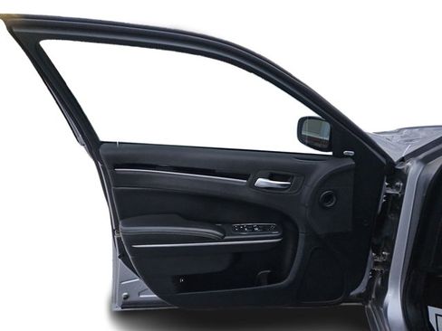 Used 2018 Chrysler 300 S image 23