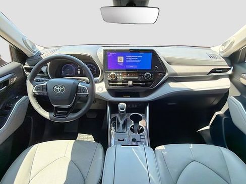 Used 2024 Toyota Highlander Limited FWD image 16