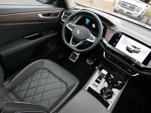 Certified 2024 Volkswagen Atlas SEL Premium R-Line image 9