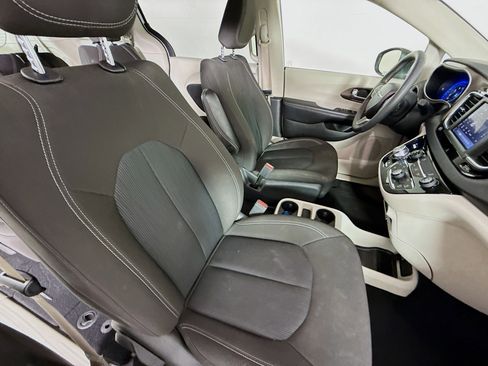 Used 2023 Chrysler Voyager LX image 36