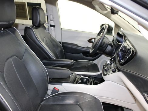 Used 2023 Chrysler Pacifica Limited FWD image 31