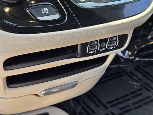 Used 2023 Chrysler Pacifica Touring-L FWD image 31
