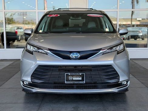 Certified 2021 Toyota Sienna XLE FWD image 5