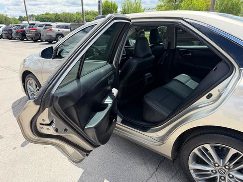 Used 2015 Toyota Camry SE FWD image 11