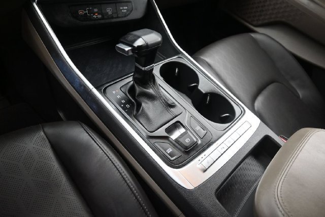Used 2025 Kia Carnival FWD image 17